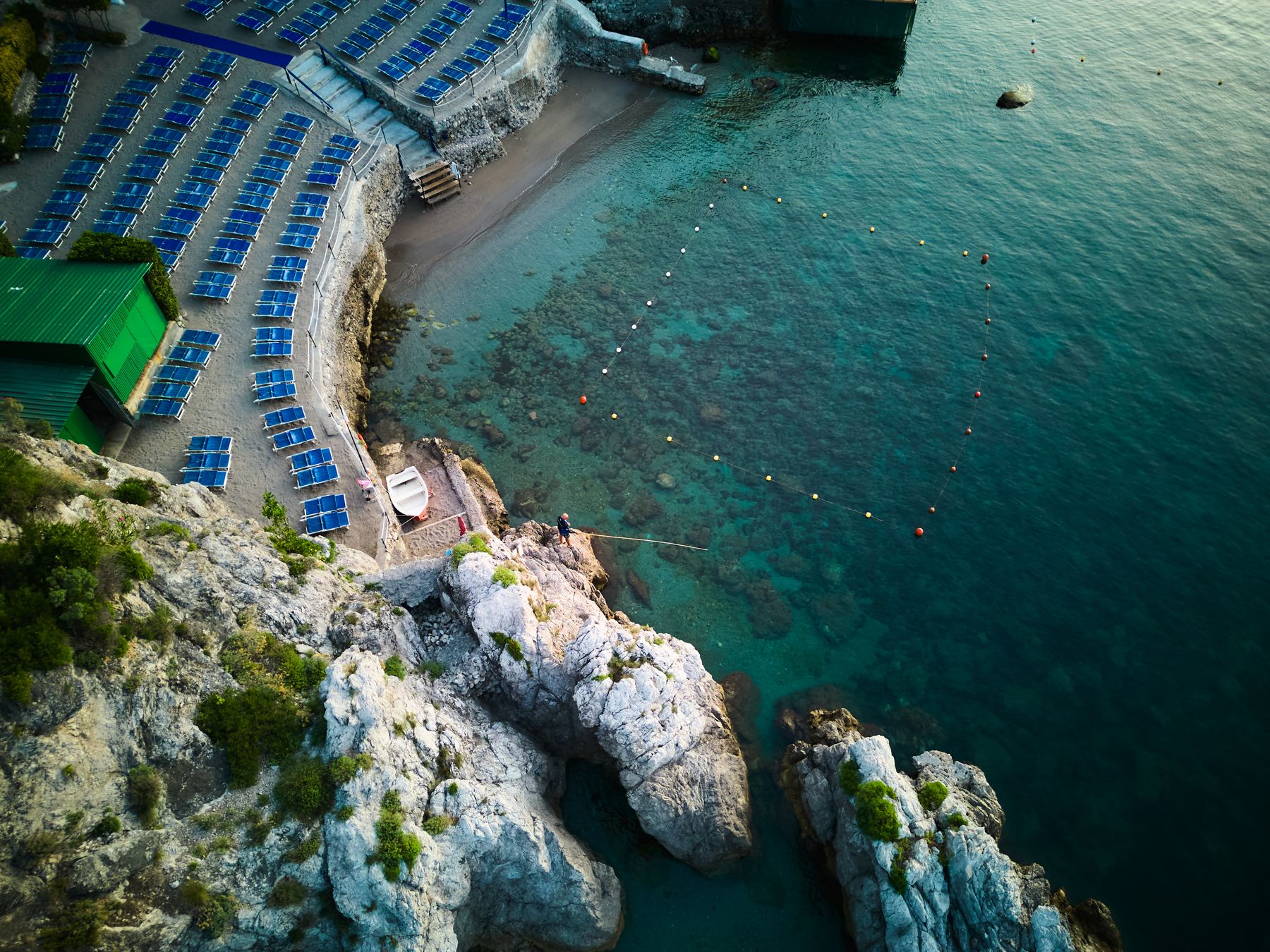 Veduta aerea di una spiaggia tra le rocce sulla costa di Vietri sul Mare